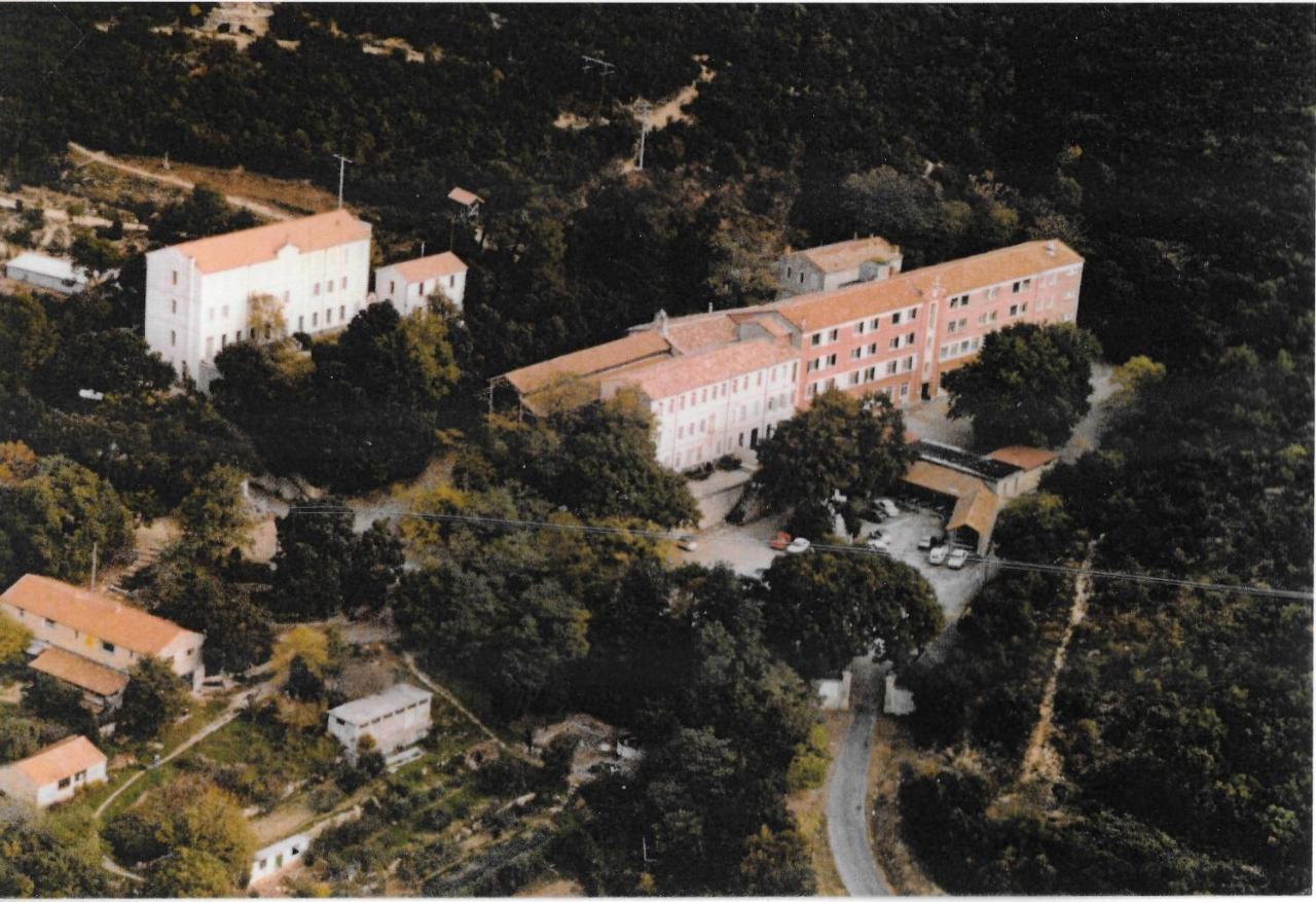 Prime Combe Hostel Fontanes  ภายนอก รูปภาพ